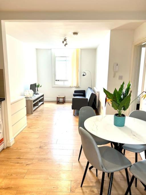 1 Bed Flat A Step To Emirates Stadium Londra